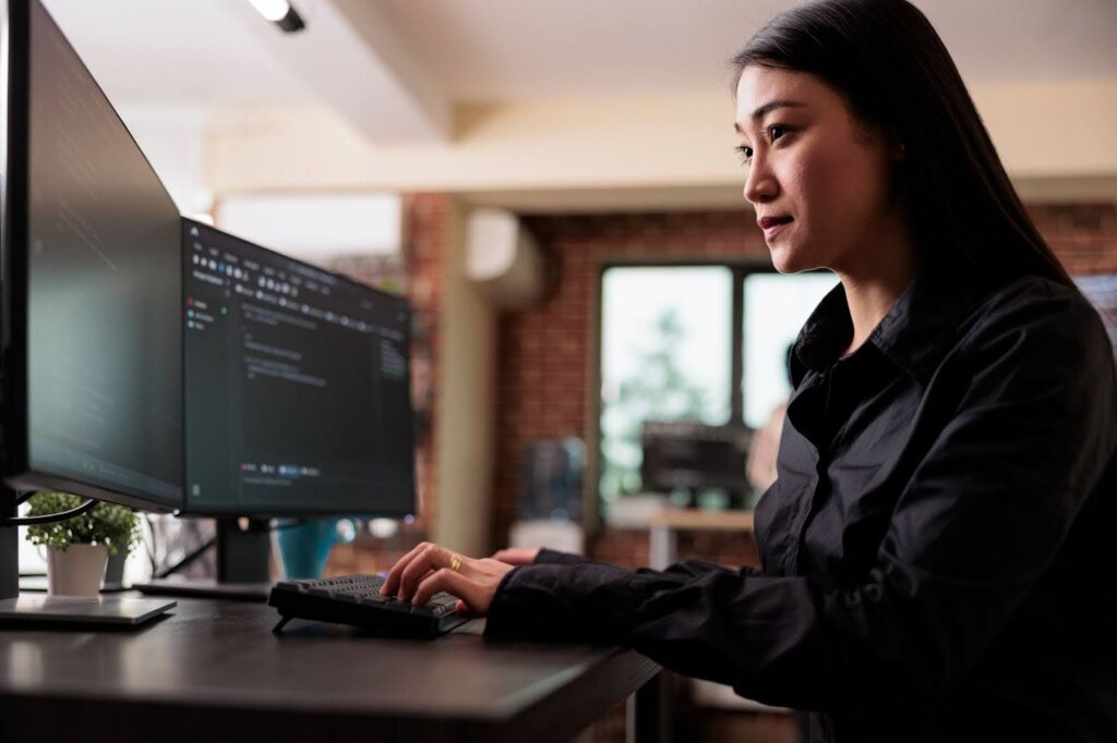 Ilustrasi perempuan sedang belajar coding.