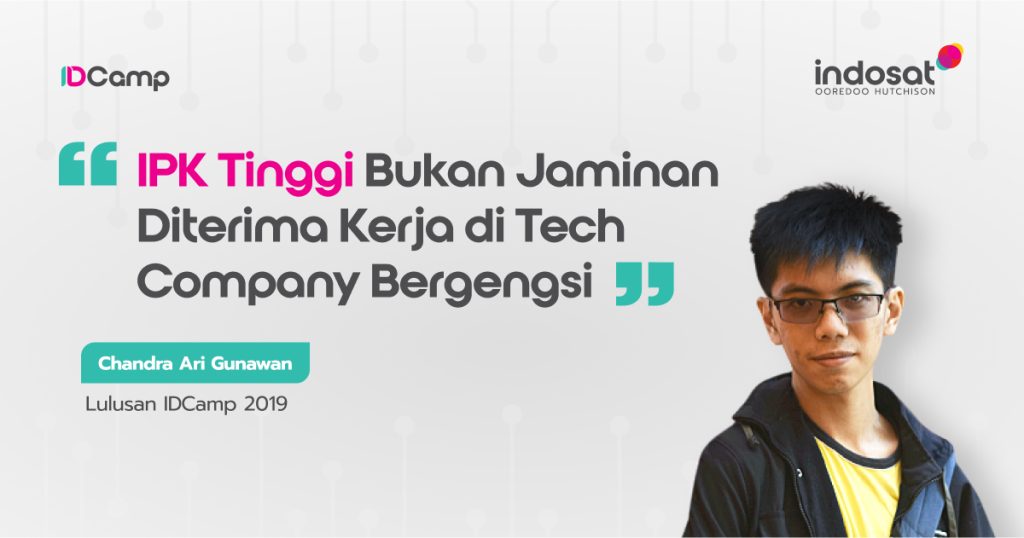 Cerita Mantan Gamer yang Kini Developer Traveloka: 3 Skill Pro untuk Karir Unicorn Chandra Ari Gunawan (25 thn), software engineer di Traveloka, dulunya seorang gamer tak kenal waktu. Sibuk gaming bersama teman-teman gamer-nya hingga dini hari, sudah biasa. Hingga di satu titik ia lelah dan sadar bahwa ada prioritas yang lebih hakiki dibanding gaming semata. Prioritas itu adalah menyiapkan skill profesional untuk karir. Seperti apa Skill Pro yang ia maksud? Bagaimana Chandra bisa melabuhkan karirnya di Unicorn berpelat biru tersebut? Mari kita simak. IPK Tinggi tidak Cukup Meski waktunya banyak terpakai untuk main game, Chandra -begitu ia disapa- tak merasa kuliahnya terganggu. Saat dulu menempuh pendidikan S1 Ilmu Komputer dari Universitas Kristen Maranatha, Bandung ia rutin menyabet IPK nyaris sempurna tiap semester. Tak heran, di akhir kuliahnya pemuda asal Jakarta ini menggondol prestasi “Cum Laude” dengan IPK 3.97. Wow! Keahlian mengatur waktu antara kuliah dan main game, tak membuatnya puas. “IPK tinggi tidak cukup,” ujarnya. Meski menilai akademis itu penting, Chandra yakin itu bukanlah faktor utama untuk berkarir profesional. Cita-citanya, jadi seorang developer di perusahaan bergengsi. Oleh karena itu, pria asal Jakarta ini perlahan berusaha menghentikan kebiasaan gaming online tak bertepi. Awalnya memang sulit. Tapi menjelang lulus kuliah, alih-alih lanjut push rank, Chandra mulai menyiapkan skill pro yang ia butuhkan demi karir developer.   3 Skill Pro yang Developer Perlukan untuk Karir Unicorn Dalam kurun waktu beberapa tahun Chandra menempa dirinya. Dengan meninggalkan gaming, ia lantas punya waktu lebih untuk membangun portofolio yang menawan. Ia semakin giat multi-tasking sebagai asisten dosen, staff lab, freelancer, hingga karyawan paruh waktu di sebuah perusahaan IT & services di Bandung. “Meski capek, saya jalani. Pengalaman kerja di luar ruang kelas itu penting,” ujarnya.  Memupuk portfolio sedari kuliah ternyata benar bermanfaat. Melewati persaingan ketat, ia diterima sebagai IT Trainee di Bank Centra Asia. Khusus menangani software, Chandra kembali belajar mengenai Mobile, Java, Spring Framework, Weblogic Server, Design Pattern, dan Oracle Database. Saat mentas dari BCA tahun 2019, posisi terakhirnya adalah Senior IT Specialist. Ia berhasil membangun fitur keyboard dan fasilitas buka rekening di aplikasi mobile perusahaan, sebuah breakthrough di dunia mobile banking kala itu.  Dengan pengalamannya, di tahun yang sama pria gigih ini dipercaya Traveloka sebagai Software Engineer. Tentu ini bukan perkara mudah. Dari ribuan kandidat yang mendaftar perusahaan bergengsi ini, hanya segelintir yang lolos seleksi, termasuk dirinya. Sebagai Back End Developer - Experience Product kini, sehari-harinya ia akrab dengan framework Scrum untuk mengelola sisi back-end proyek-proyek perusahaan. “Pekerjaan ini sangat menyenangkan dan sesuai dengan minat saya,” ujarnya menyeringai.  Menurut member Dicoding sejak 2017 ini, ada 3 kunci Skill Pro yang membantunya mendarat dan berkembang di karirnya saat ini. Mari simak.  #1  Aktif Belajar Karakter ini mengalahkan faktor ijazah sekalipun. Buktinya, tim IT di kantornya tak melulu lulusan S1 berpengalaman seperti dirinya. Pun tak ada syarat ijazah S1! Di antara koleganya ada yang lulusan SMK dan ada pula yang dari background non-IT.  Meski berbeda-beda, semuanya memiliki karakter yang sama: aktif belajar. Inilah kriteria utama yang hampir ada di semua developer pro. Kunjungi LinkedIn Chandra dan temukan banyak sertifikasinya di bidang mobile development, cloud, scrum, dan security. Di Dicoding sendiri ia telah lulus pada 3 kelas di alur belajar Android Development sampai level menengah. Ia mengaku: “Saat saya interview di Traveloka, saya bawa dan tunjukkan sertifikasi Dicoding saya, termasuk portofolio saya untuk submission akhir. Mereka tertarik. Dicoding jadi satu poin plus saya sehingga diterima.” (Chandra, peraih beasiswa IDCamp 2019) Belajar tak hanya terbatas kursus di platform pendidikan saja, melainkan juga lewat kerja freelance. Sembari bekerja full time, Chandra tetap menerima pesanan proyek pembuatan point of sales dari beberapa merchant. Lewat membangun hasil karya, ia dituntut untuk terus belajar. Kenapa aktif belajar itu penting meskipun sudah bekerja? Kita simak jawaban Chandra: “Bedanya kalau di kantor saya (Traveloka) developer sangat dituntut untuk beradaptasi menggunakan teknologi baru. Kita harus selalu eksplorasi apa saja framework, tools baru di luar sana yang relevan dan bikin kerja jadi lebih efisien. Tentu teknologi yang juga bantu perusahaan cut cost ya. Hanya orang yang suka belajar yang mampu penuhi requirement ini. Makanya saya aktif belajar.” #2 Sikap Proaktif  Jadi developer harus punya mindset proaktif. Lihatlah sistem kerja sebagai satu kesatuan. Jika ada problem di tempat kita, tentu divisi lain akan terpengaruh. Begitu juga saat melihat masalah di tim yang lain. Impact pada tim sendiri, tentu ada. Maka dari itu, sikap proaktif mutlak perlu.  Jika ingin bekerja di perusahaan besar, Chandra berpesan agar kita membuang jauh karakter cuek alias fokus pada pekerjaan atau tim sendiri saja. Alih-alih, di perusahaan yang tinggi kompleksitas kerjanya, sikap proaktif ini sangat diapresiasi. Inilah salah satu penilaian penting yang membuka peluangmu untuk promosi karir.  #3 Self Discipline  Atur waktu dengan disiplin terutama saat kerja dari rumah. Memang pandemi menumbuhsuburkan budaya kerja fleksibel. Untuk mereka dengan self discipline yang kurang, sesedikit apapun atau sebanyak apapun pekerjaan, akan sulit untuk produktif. Sebaliknya, jika menanamkan disiplin diri yang baik, kita tak hanya mampu kerja produktif, melainkan juga punya waktu luang untuk hobi dan aktivitas lainnya di luar pekerjaan. Mau kan? Disiplin ini terkait erat dengan rasa tanggung jawab. Miliki sense of responsibility itu agar selalu berkarya dalam konteks kerja fleksibel selama WFH. Bagi Chandra, ini pun sesuatu yang masih ia asah setiap hari. Solusinya, agar hobinya tak ganggu pekerjaan, ia rutin menyisipkan tanggal dan waktu tersendiri untuk bermain game. Pria yang hobi travelling ini pun menuliskan agenda tersebut di Google Calendar-nya dengan rapi. “Semua harus terjadwal,” imbuhnya.  Menutup pembicaraan sore itu, ia mengenang kembali sosoknya yang dulu candu game online. Tanpa hijrah dan menyiapkan ketiga skill di atas, ia sulit membayangkan dirinya mampu mencapai karirnya kini. Untuk itu, terakhir ia berpesan  “Jangan keseringan main game. Sehari cukup sejam atau 2 jam. Nanti kamu akan ketinggalan jauh sama orang yang rajin belajar.”  Cerita Mantan Gamer yang Kini Developer Traveloka: 3 Skill Pro untuk Karir Unicorn Simak cerita lainnya dari lulusan Dicoding yang kini bekerja di Unicorn: 3 Tips dari Anak Desa: agar dapat Tawaran Kerja di Unicorn saat Masih Kuliah (Gojek) Digital Talents Scholarships Buka Peluang Karirku Di Unicorn (Tokopedia) 4 Tips jadi Developer Percaya Diri (Tokopedia) 3 Tips Belajar Developer Proaktif agar Siap Kerja di Unicorn (Tokopedia) Masih Kuliah, Sudah Diterima Kerja Di Unicorn: Kok Bisa? (Tokopedia)